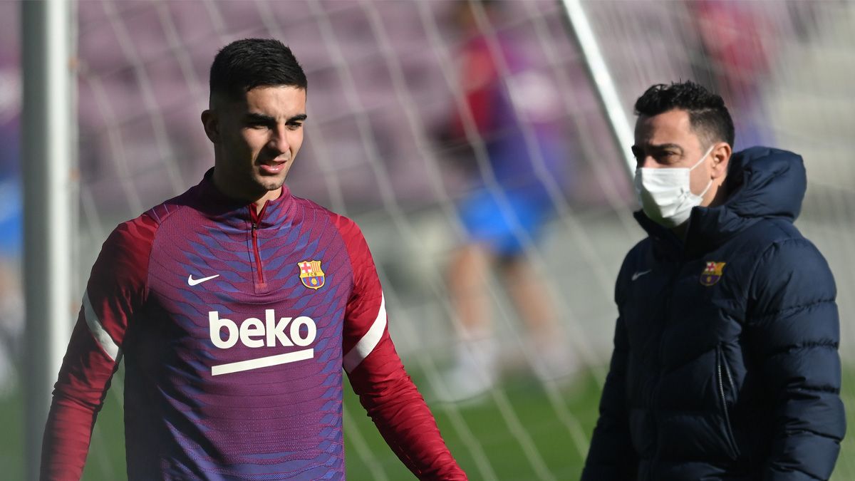 Ferran Torres y Xavi Hernández en un entrenamiento