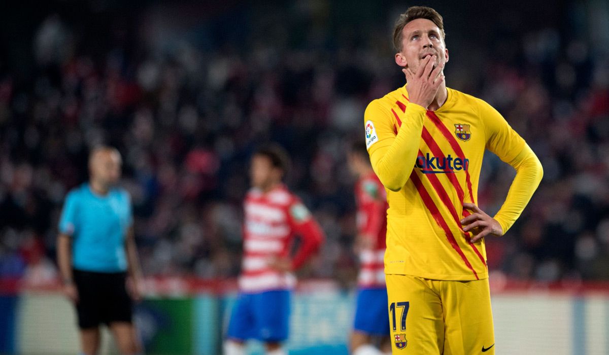 Luuk de Jong se lamenta de un gol anulado en el Granada-FC Barcelona