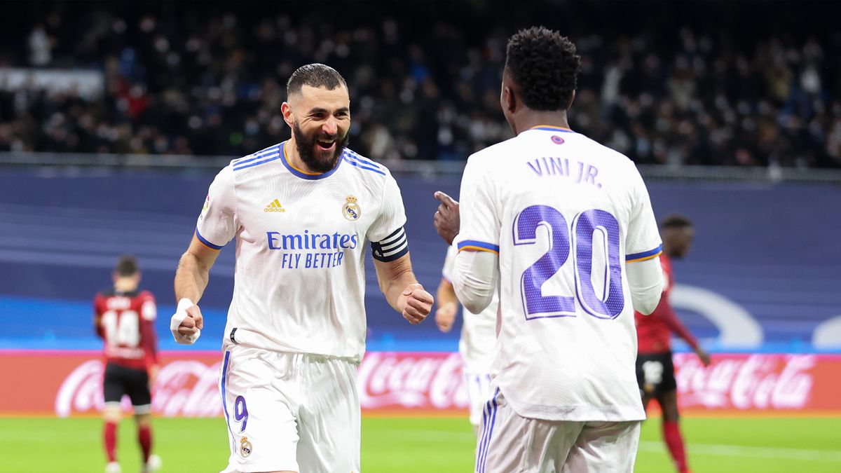 Benzema y Vinícius Jr celebrando un gol con el Madrid