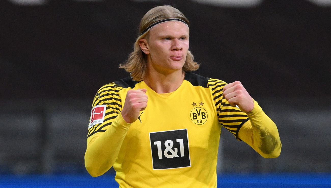 Haaland celebrates with his teammates against Frankfurt