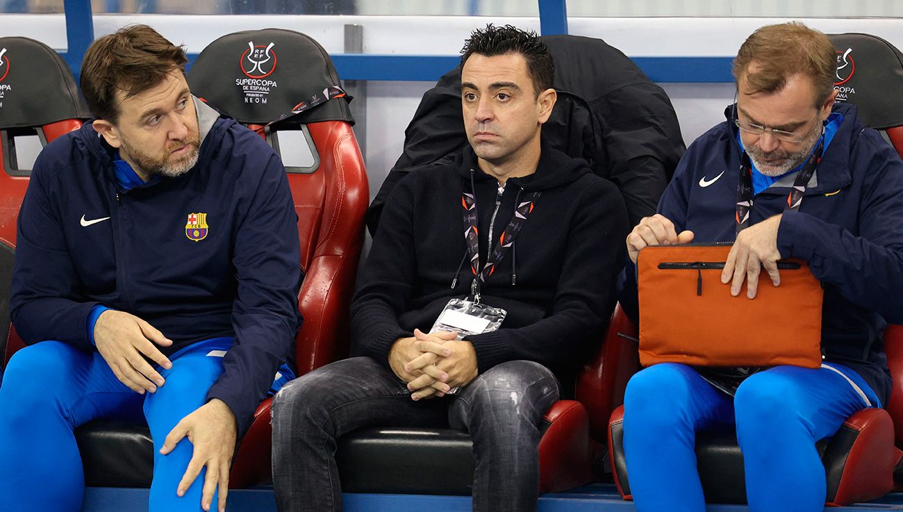 Xavi in the bench in the Supercopa