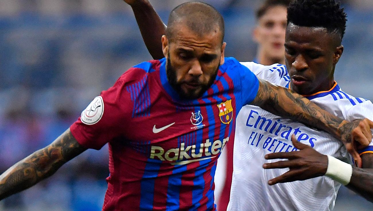 Dani Alves ante Vinicius en el 'Clásico' Barça-Madrid