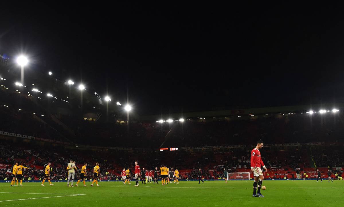 Cristiano abandona el campo tras la derrota ante el Wolverhampton (0-1)