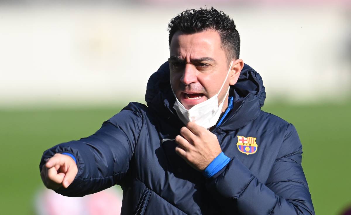 Xavi Hernández directs a session of trainings of the Barça