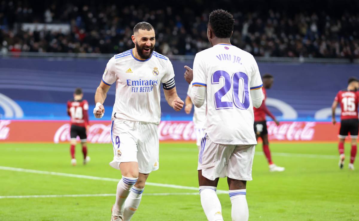 Karim Benzema y Vini Jr. celebran un gol del Real Madrid