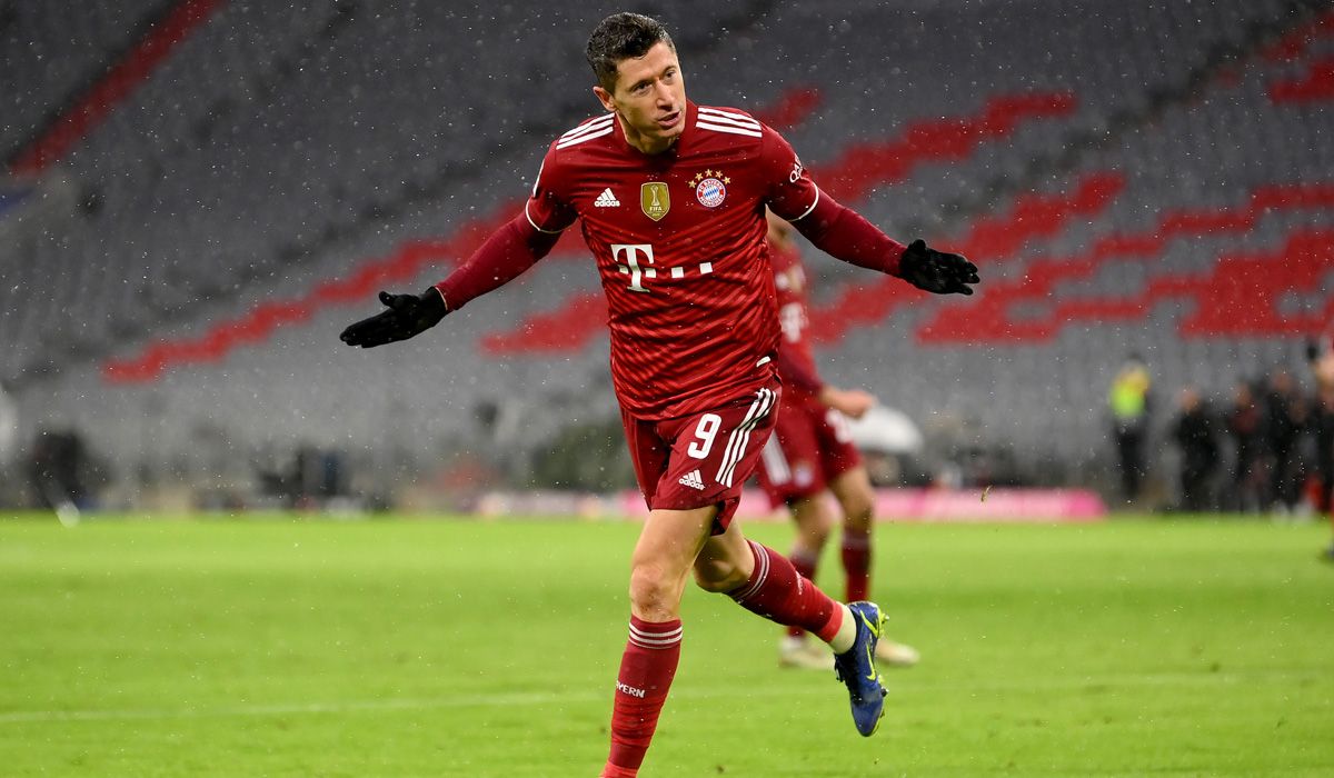 Robert Lewandowski celebrates a goal with the Bayern