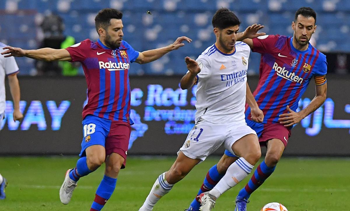 Jordi Alba y Busquets en una acción con Asensio durante el Barça-Madrid de la Supercopa