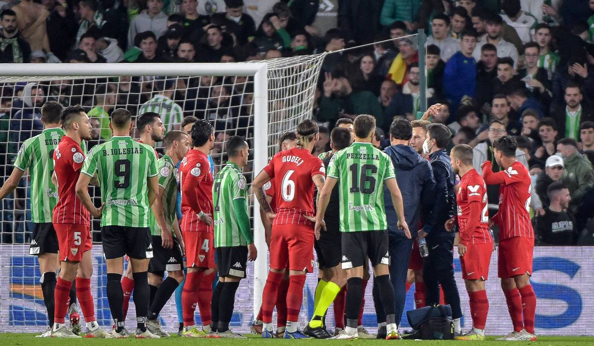 The Betis-Seville, suspended by the launching of objects from the terracing