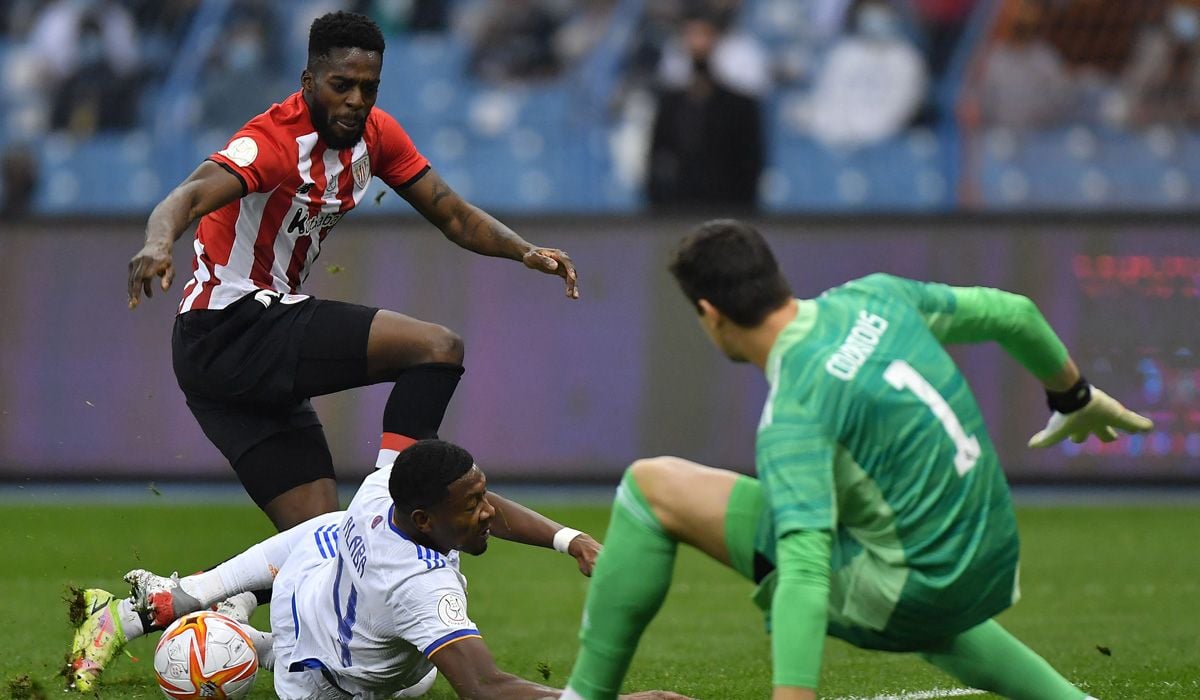 Iñaki Williams and David Praises in a controversial action in the Supercopa