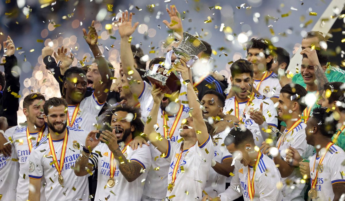 Jugadores del Real Madrid celebran la Supercopa de España