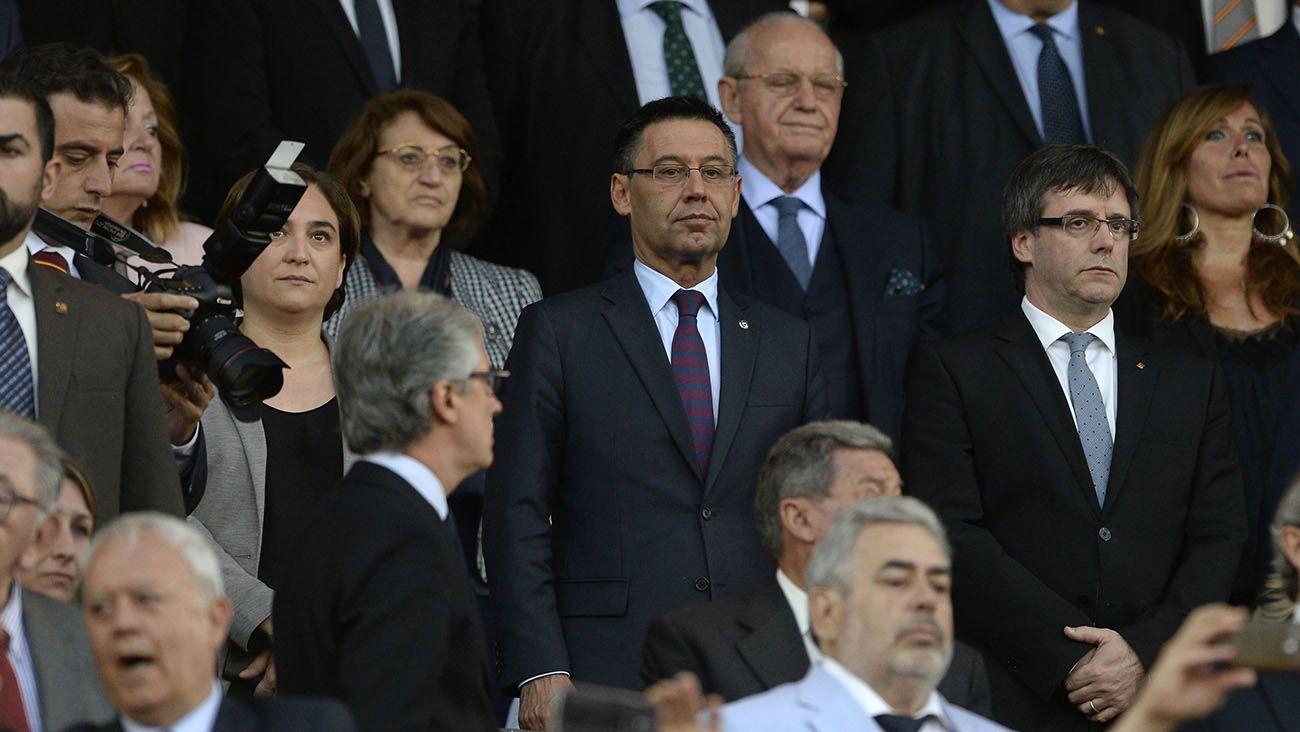 Josep Bartomeu y Carles Puidgemont en el palco del Camp Nou