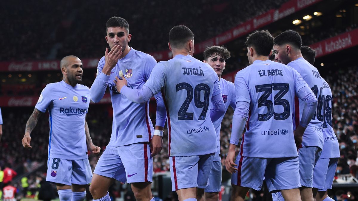 Los jugadores del Barça celebrando el gol de Ferran Torres contra el Athletic