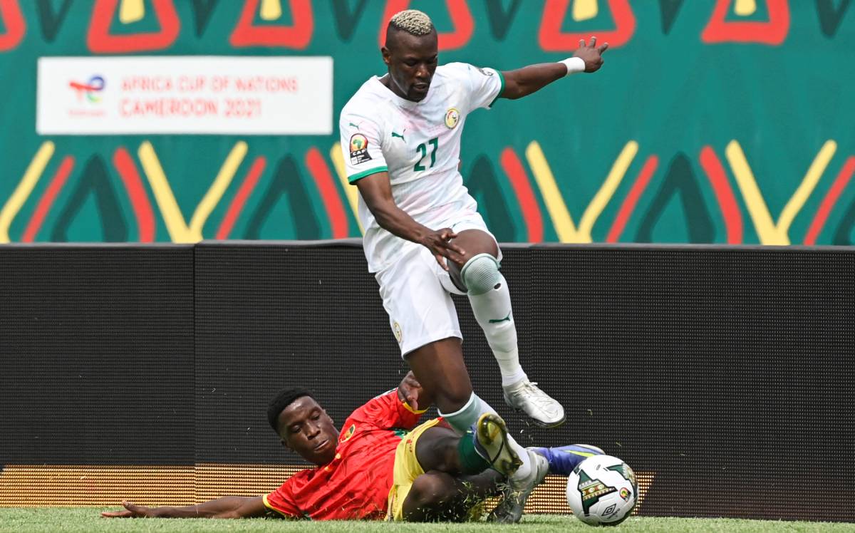 Ilaix Moriba disputa el balón en el Senegal-Guinea