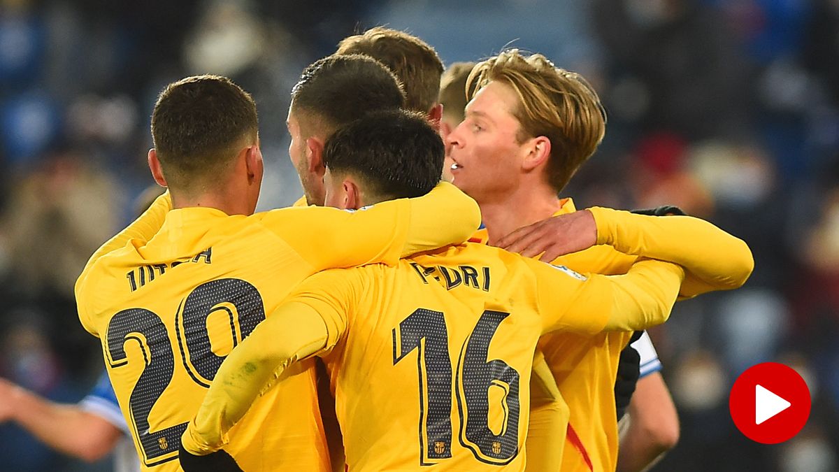 The players of the Barça celebrate a goal of Frenkie of Jong
