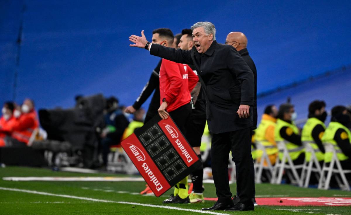 Ancelotti da instrucciones durante el Madrid-Elche