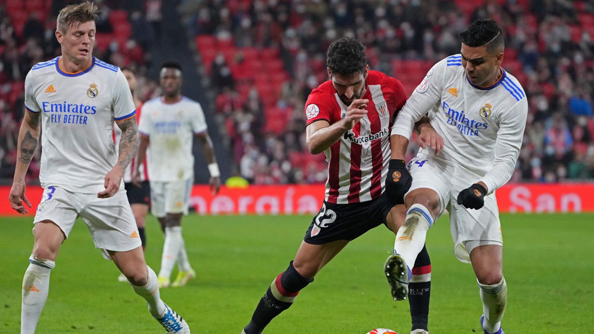 Raúl García y Casemiro en la disputa de un balón en el Athletic-Real Madrid