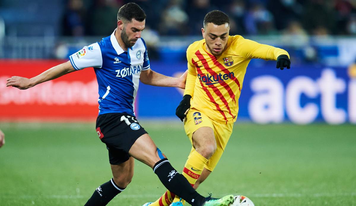 Sergiño Dest In front of the Alavés