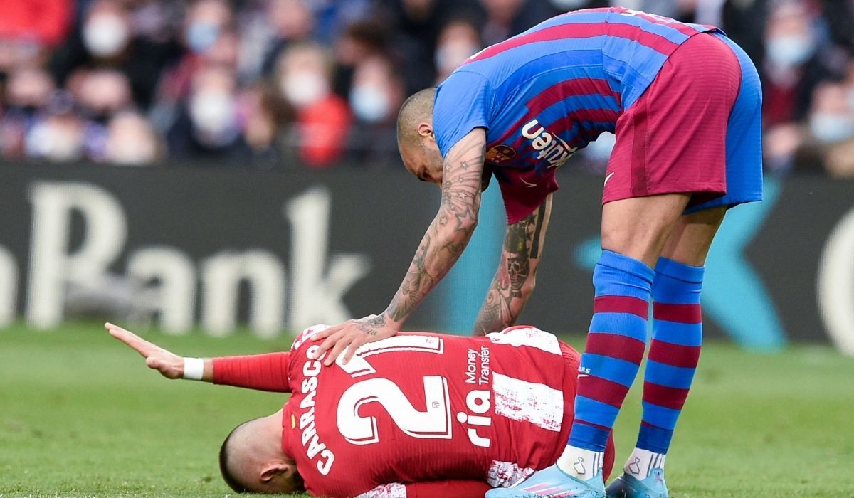 Dani Alves Excusing with Yannick Carrasco after committing him fault