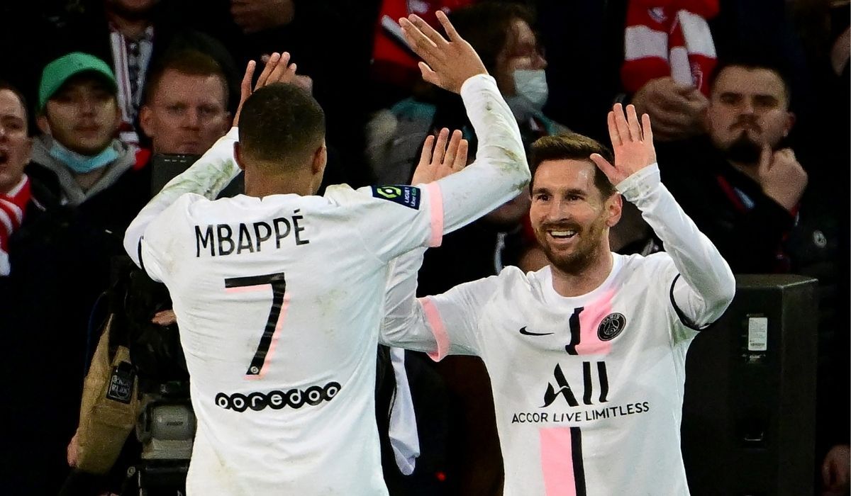 Lionel Messi y Kylian Mbappé celebran un gol del PSG