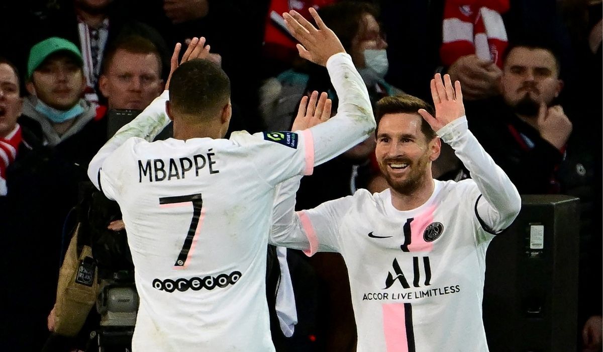 Lionel Messi and Kylian Mbappé celebrate a goal of the PSG