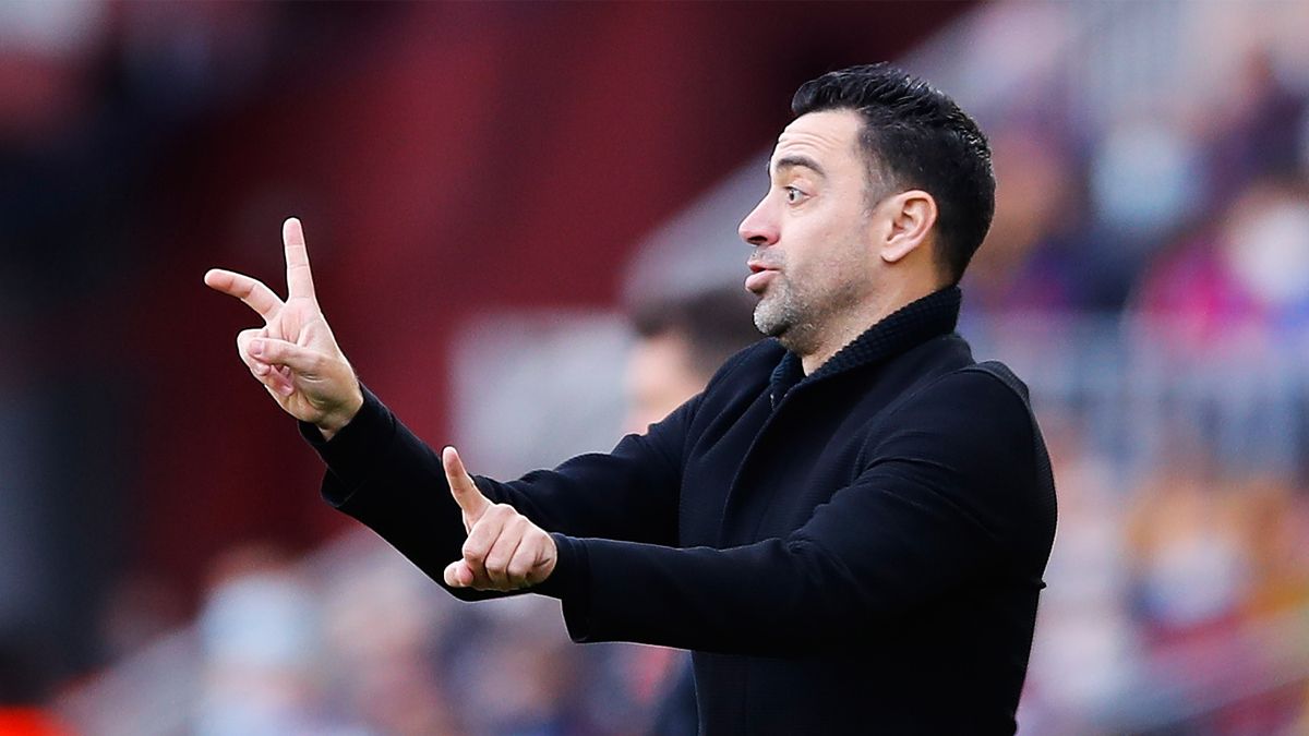 Xavi giving an indication in the Barça-Athletic of LaLiga