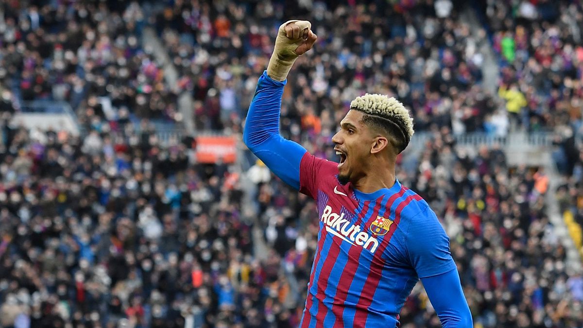 Ronald Araújo celebrates a goal with the Barça