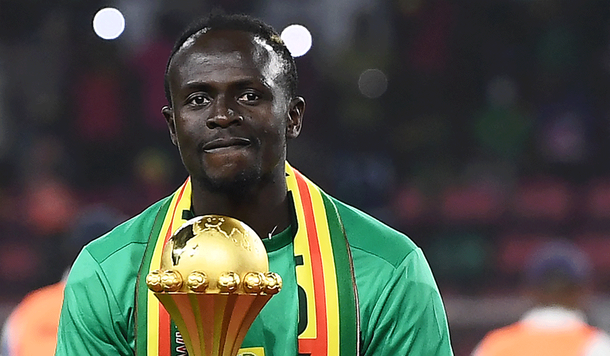 Sadio Mané Raises the trophy of Champion of Africa