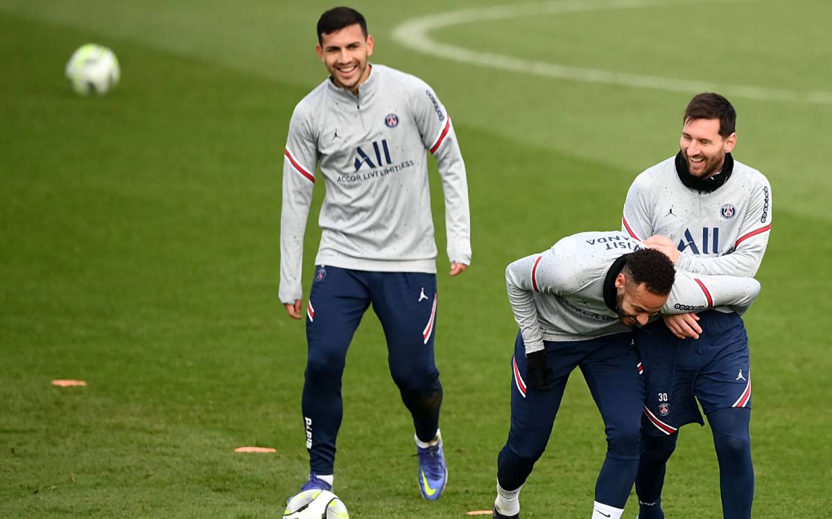 Messi, beside Neymar and Walls in a training of the PSG