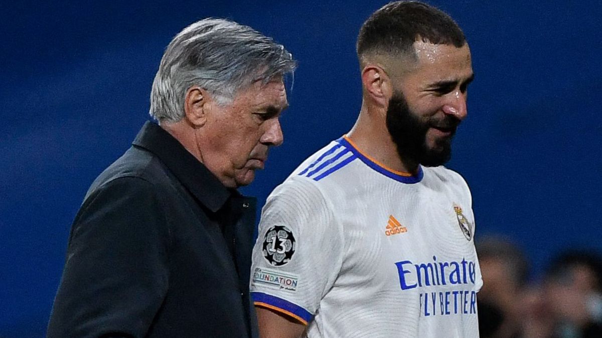 Carlo Ancelotti y Karim Benzema tras un partido del Real Madrid