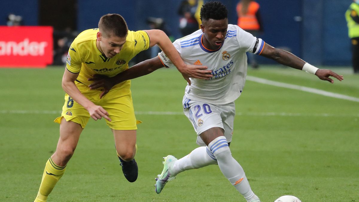 Juan Foyth and Vinícius Jr in the dispute of a balloon during the Villarreal - Real Madrid
