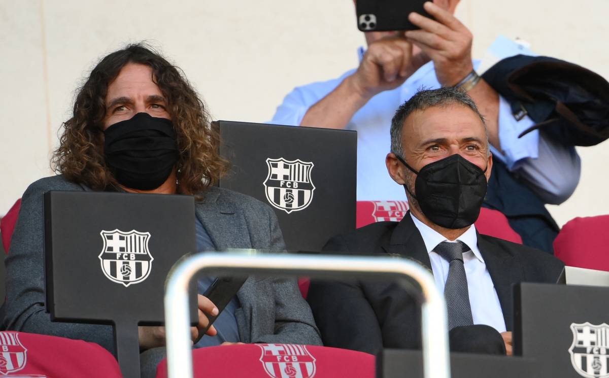 Carles Puyol, junto a Luis Enrique presenciando el Clásico