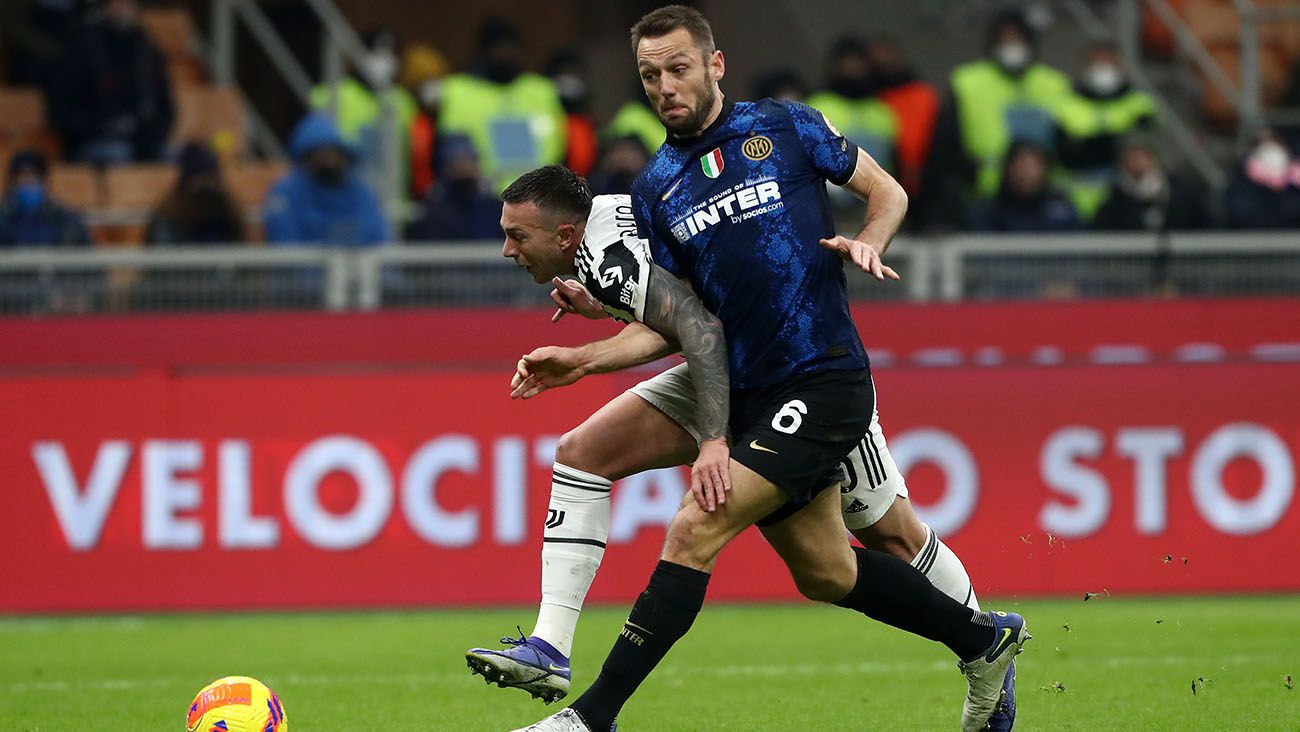 Stefan de Vrij en un partido con el Inter