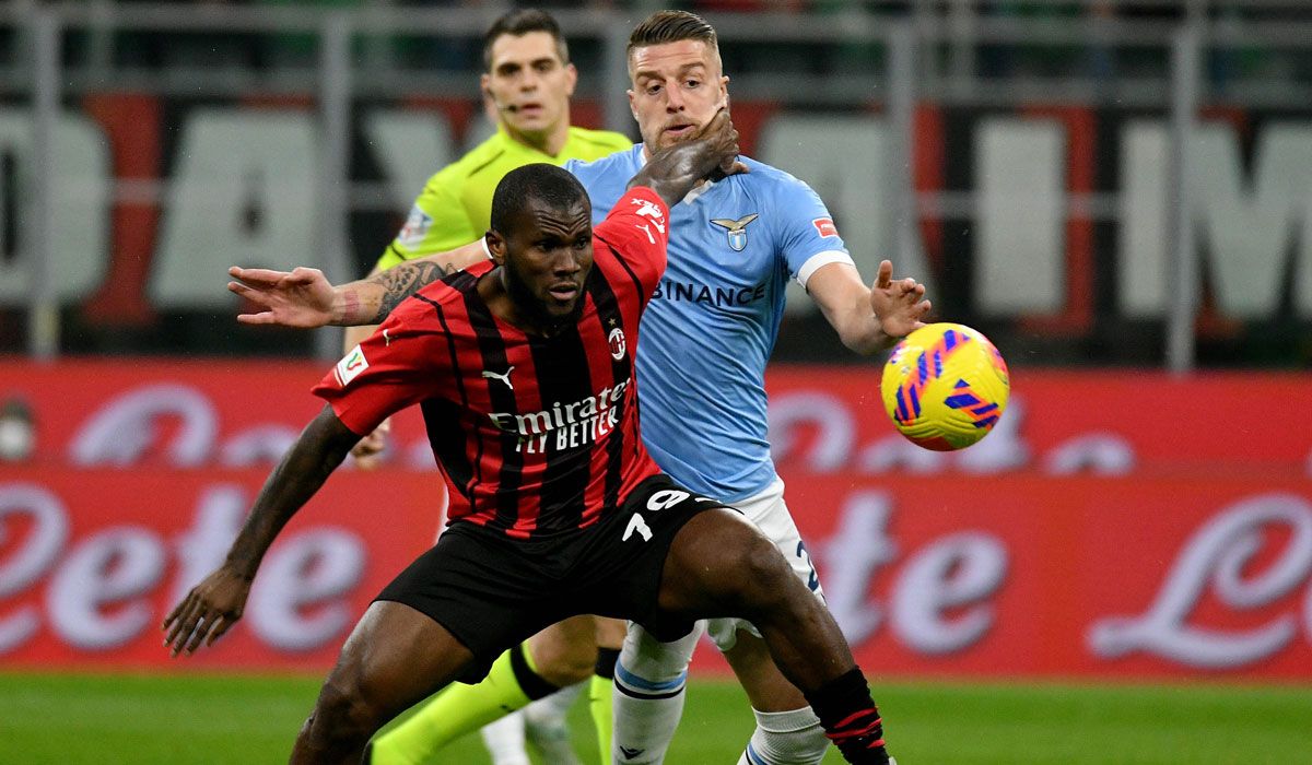 Franck Kessié lucha un balón en un partido con el AC Milan
