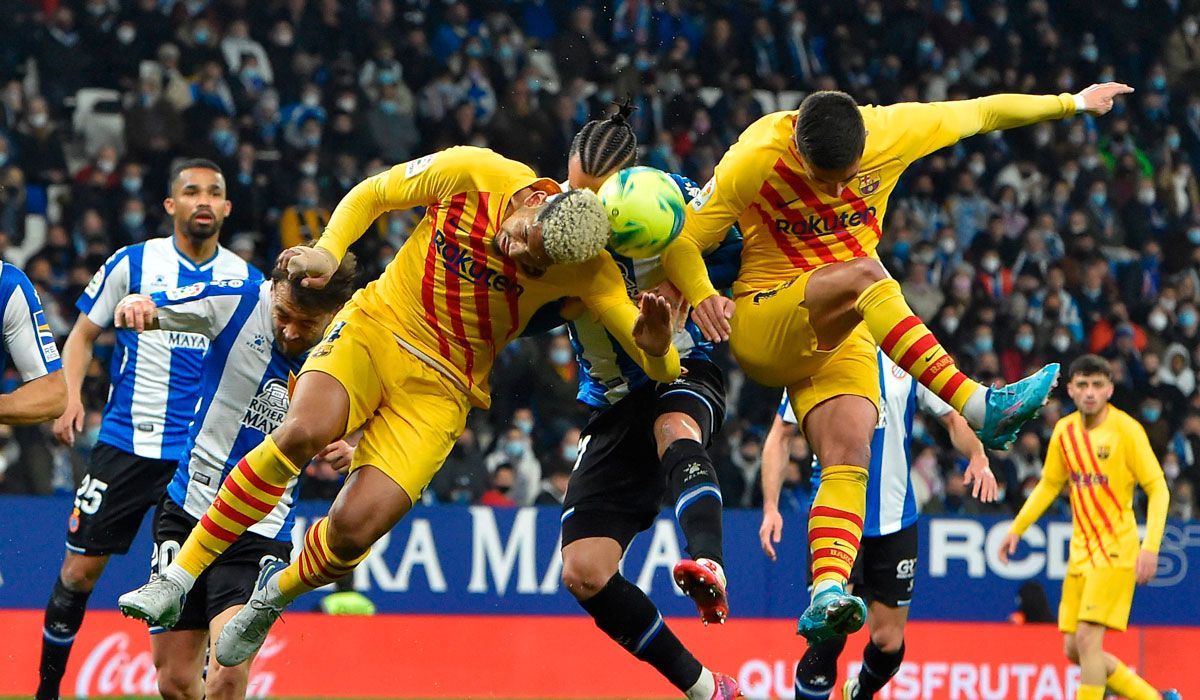 Ronald Araújo cabecea un balón durante el derbi Espanyol-Barça