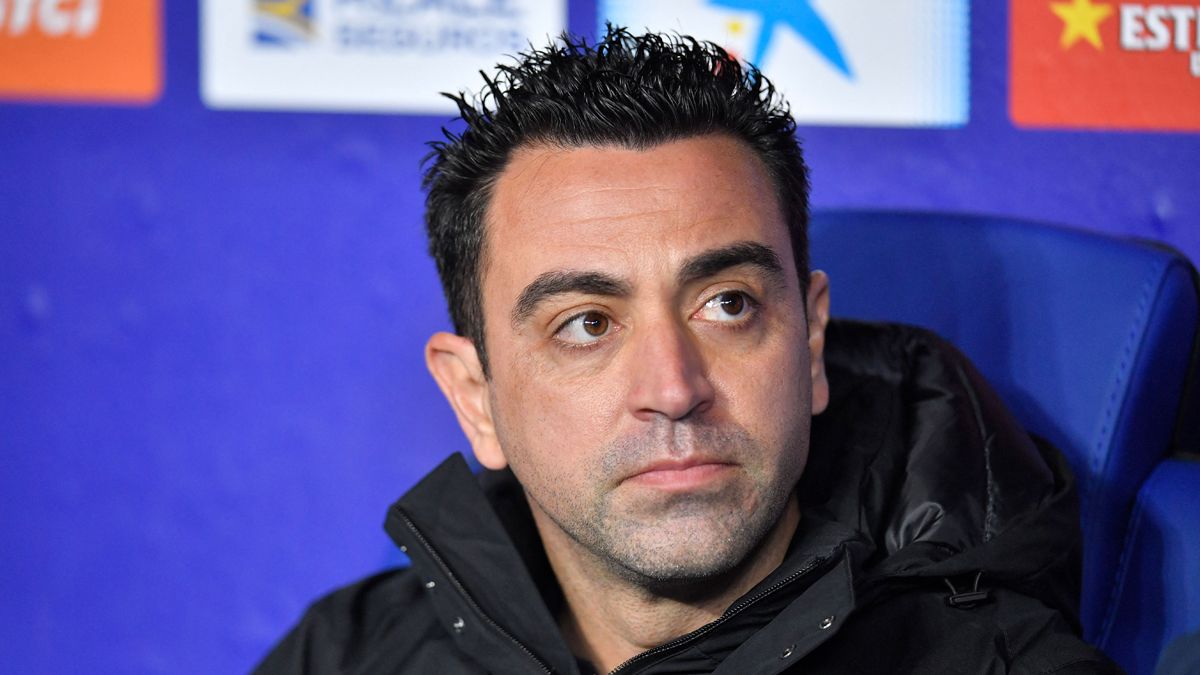 Xavi in the bench of the RCDE Stadium