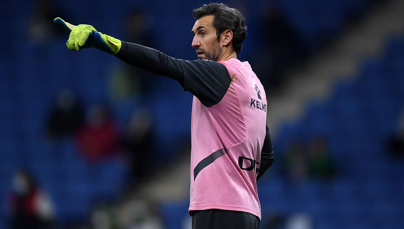 Diego López in the warm-up before a match