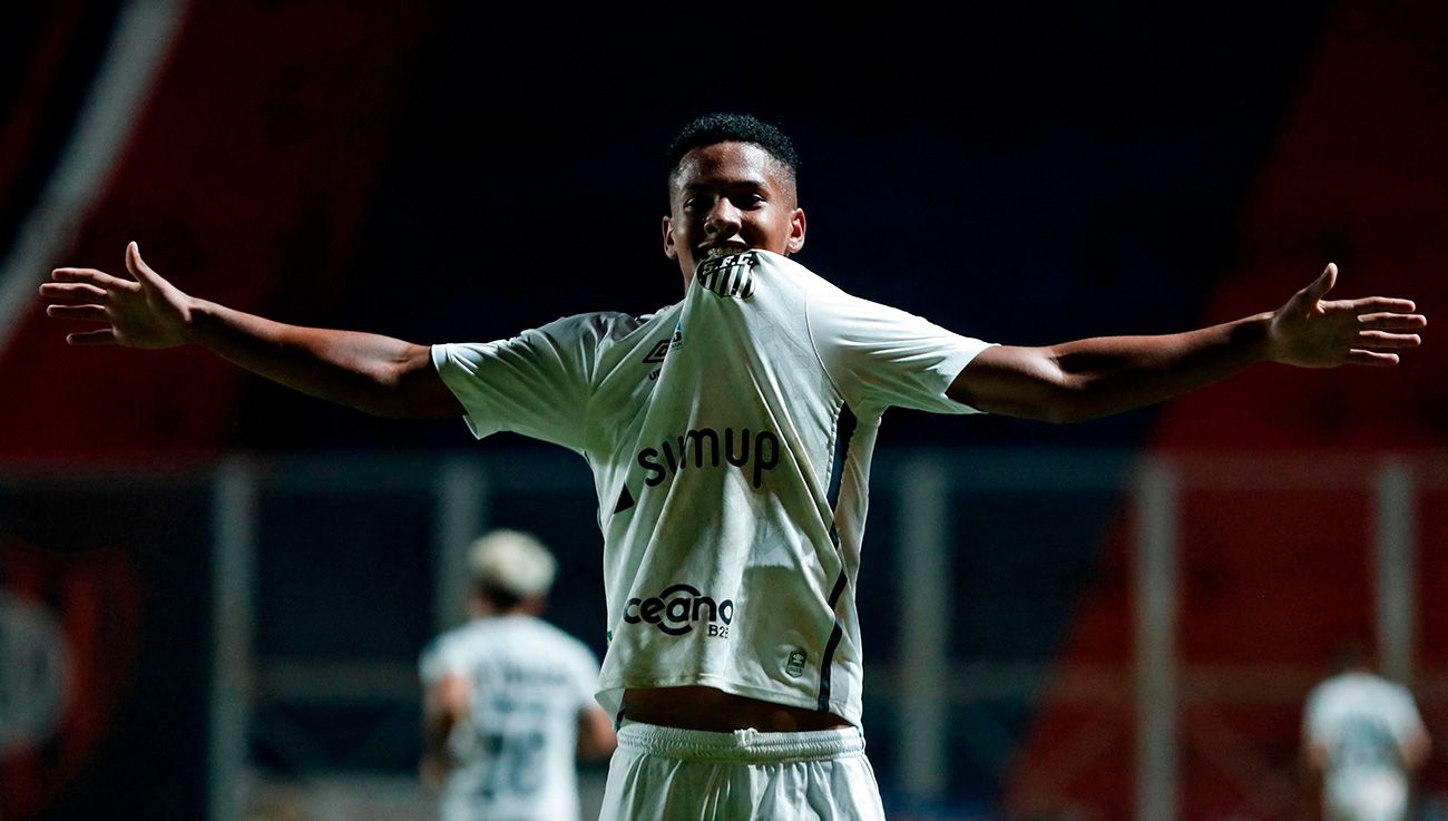 Angelo Gabriel in a Copa Libertadores match against San Lorenzo