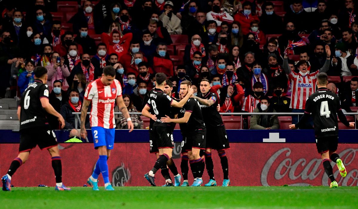 Jugadores del Levante celebran un tanto ante el Atlético de Madrid