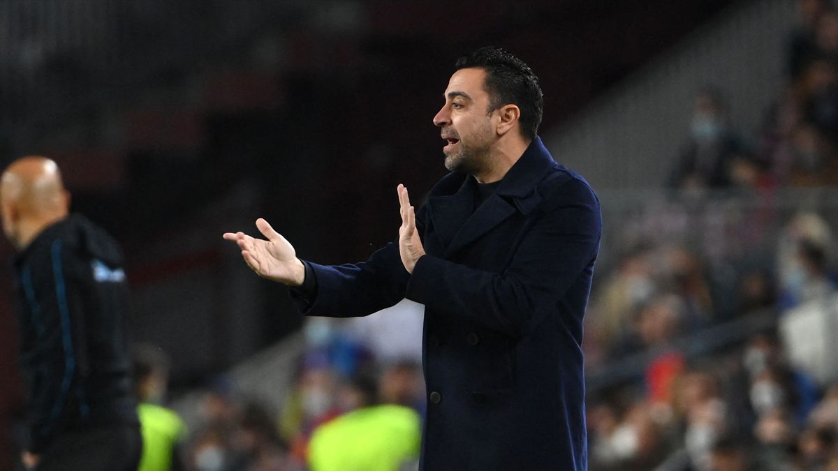 Xavi Hernández da una indicación en el Barça - Napoli