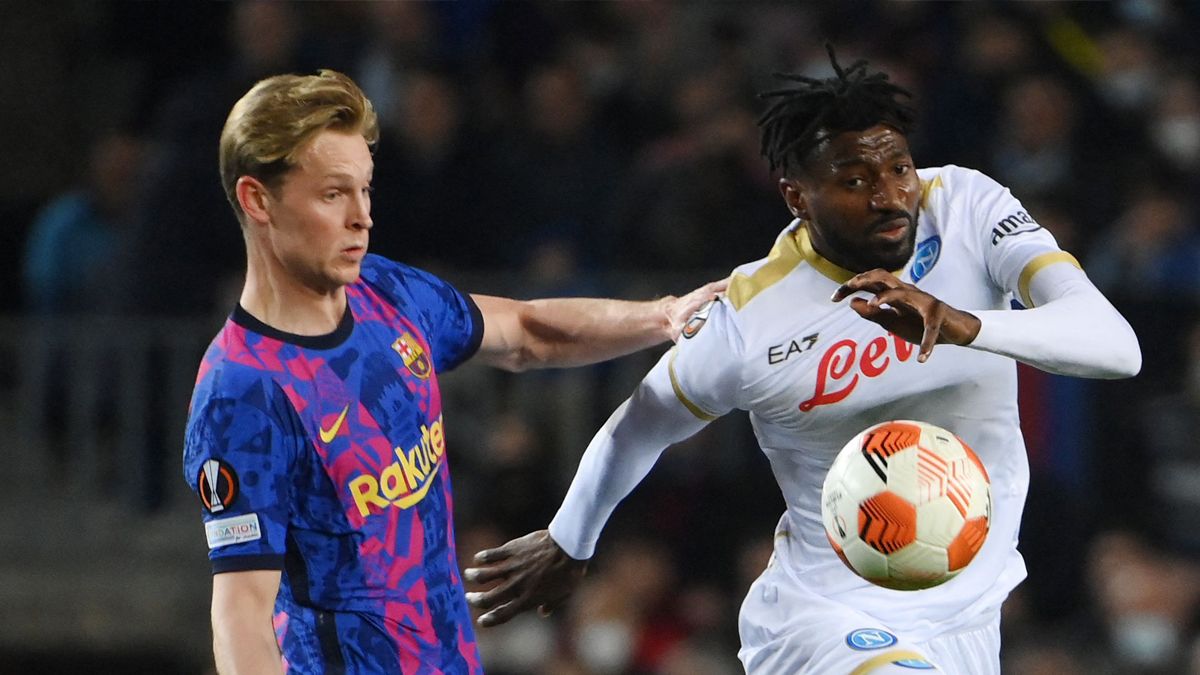 Frenkie Of Jong and Andre Zambo Anguissa in the dispute of a balloon
