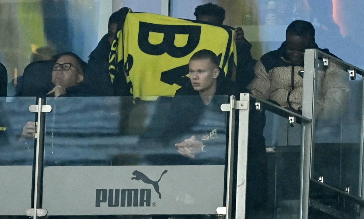 Erling Haaland, presenciando un partido del Dortmund