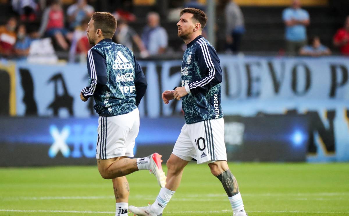 Alejandro Gómez y Lionel Messi en un calentamiento con la selección argentina
