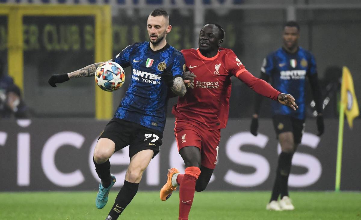 Brozovic Contests the balloon in the Inter-Liverpool