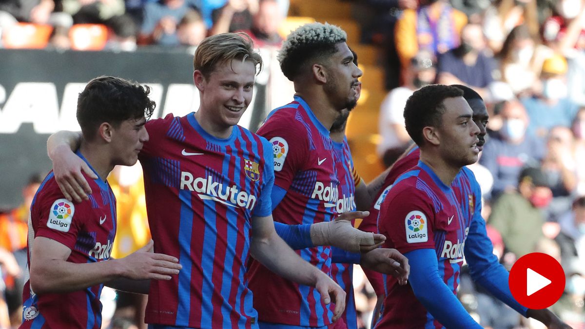 The players of the Barça celebrate a goal in Mestalla