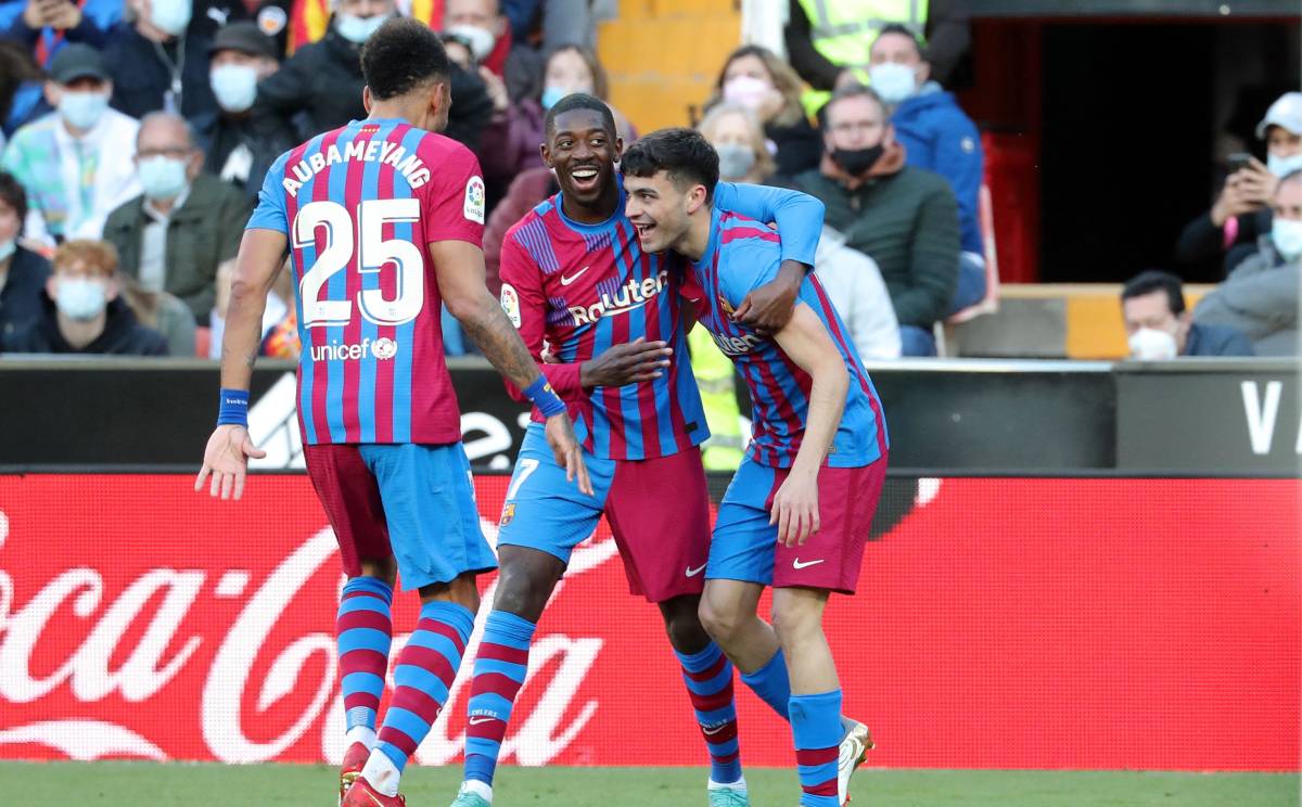 Aubameyang, Dembélé and Pedri celebrate a goal in front of Valencia