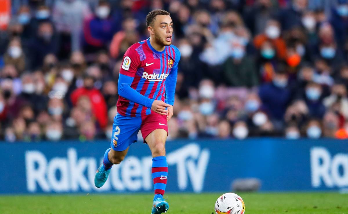 Sergiño Dest Drives the balloon in the Barça-Napoli