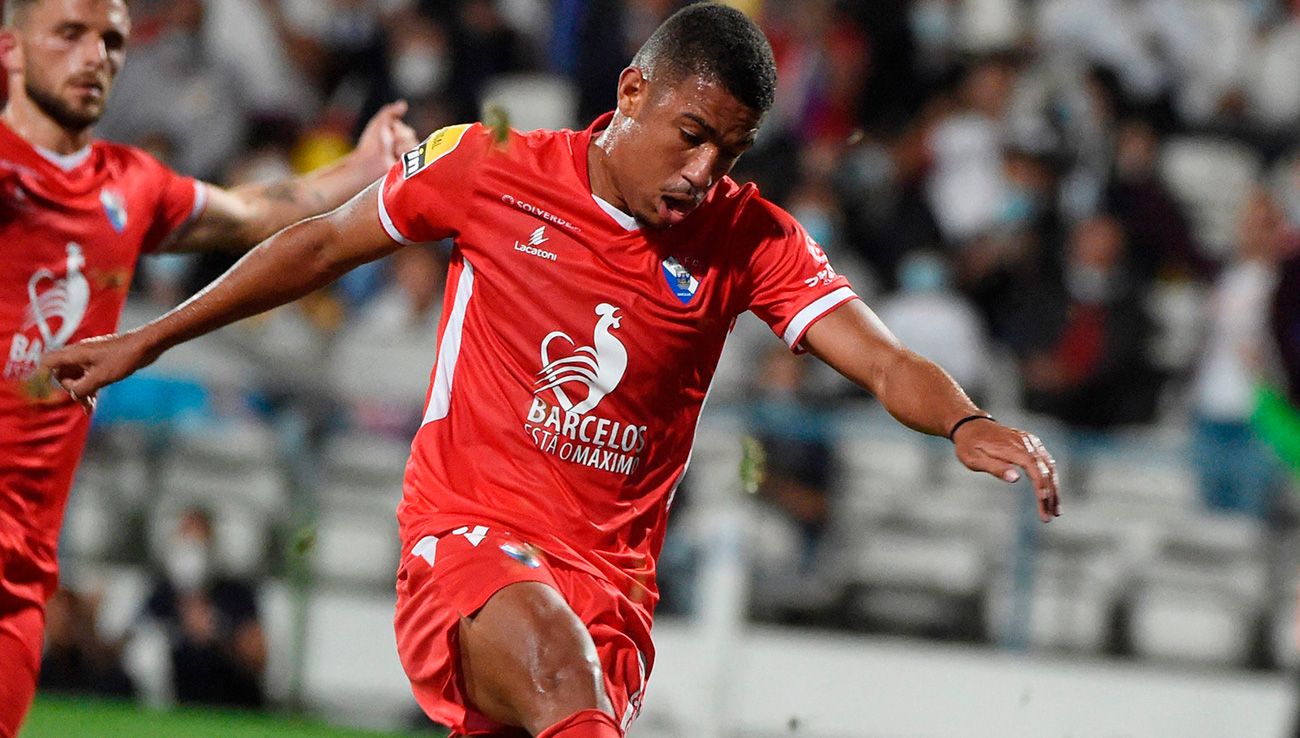 Samuel Lino in a Portuguese League match