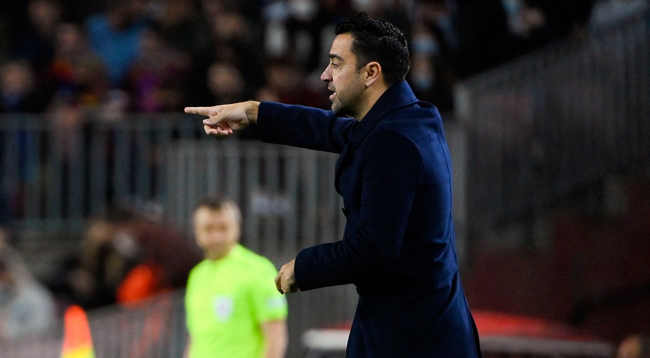Xavi Hernández gives an order in the party