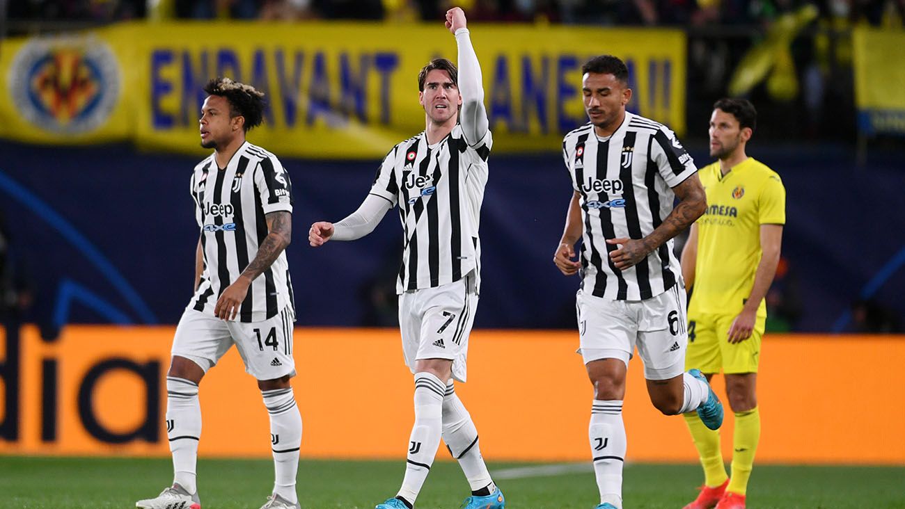 Dušan Vlahović celebra su gol ante el Villarreal con la Juventus