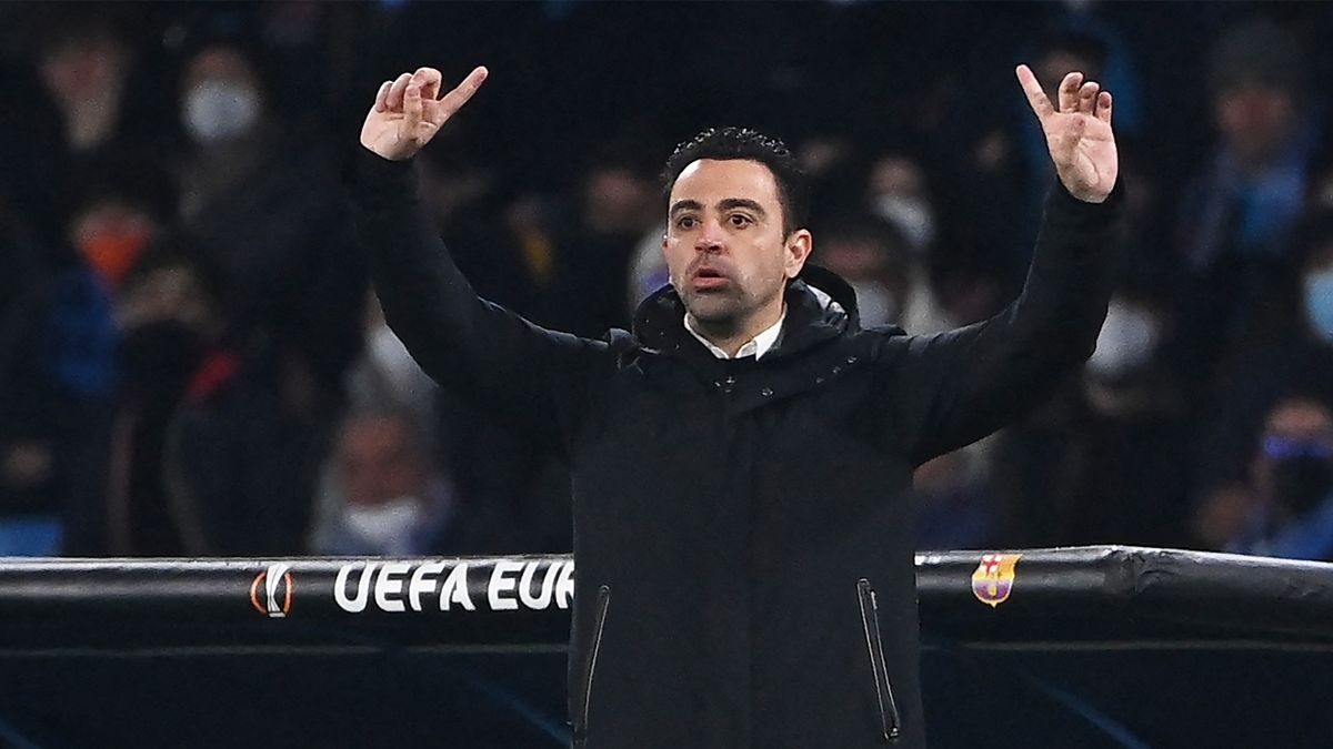 Xavi Hernández da una indicación